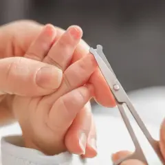 Jak bezpiecznie obcinać paznokcie noworodka: 5 sprawdzonych metod