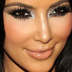 Makijaż w stylu Kim Kardashian: 5 sekretów idealnego looku gwiazdy