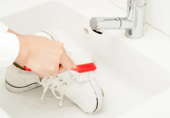 Skuteczne sposoby na czyszczenie butów z siatki bez uszkodzeń