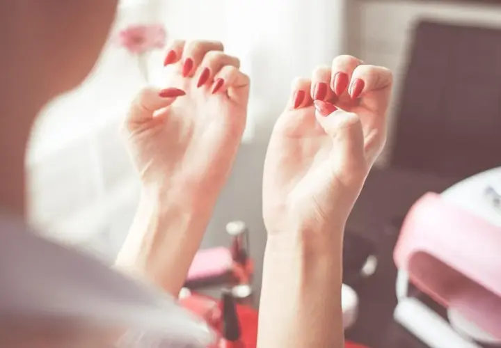 Czy manicure hybrydowy niszczy paznokcie? Prawda o wpływie hybrydy