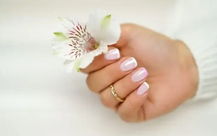 Jaki lakier do french manicure? Wybierz idealny dla siebie