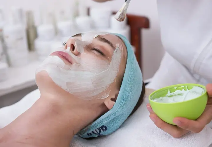 Jaki peeling do cery dojrzałej? 5 najskuteczniejszych rodzajów