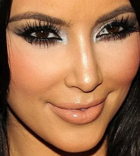 Makijaż w stylu Kim Kardashian: 5 sekretów idealnego looku gwiazdy