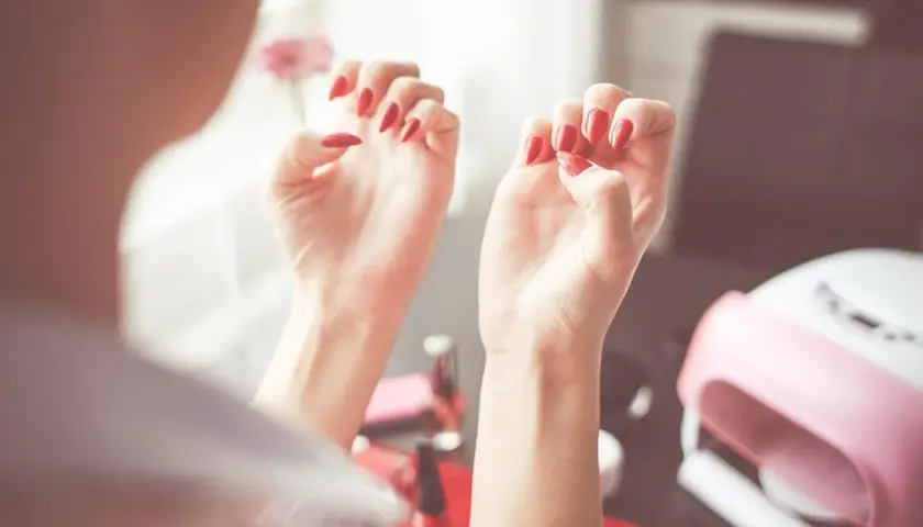 Czy manicure hybrydowy niszczy paznokcie? Prawda o wpływie hybrydy