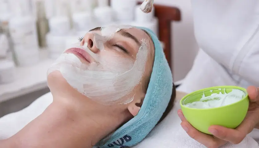 Jaki peeling do cery dojrzałej? 5 najskuteczniejszych rodzajów