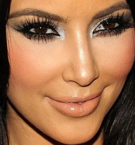 Makijaż w stylu Kim Kardashian: 5 sekretów idealnego looku gwiazdy