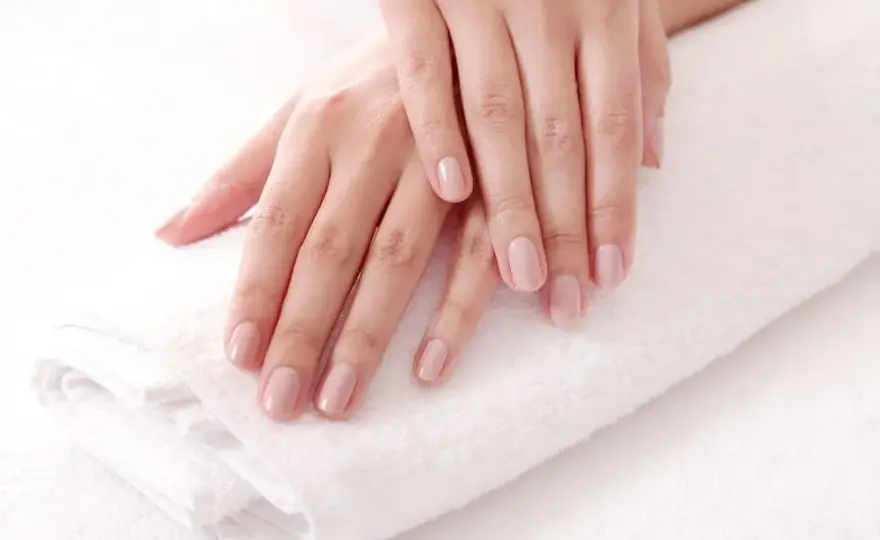 Manicure japoński - czy naprawdę wzmacnia paznokcie? Fakty i mity