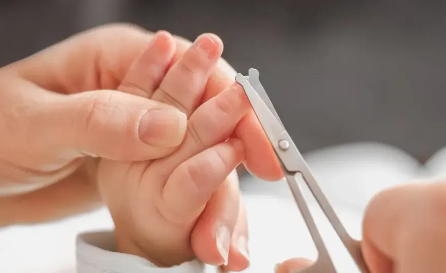 Jak bezpiecznie obcinać paznokcie noworodka: 5 sprawdzonych metod