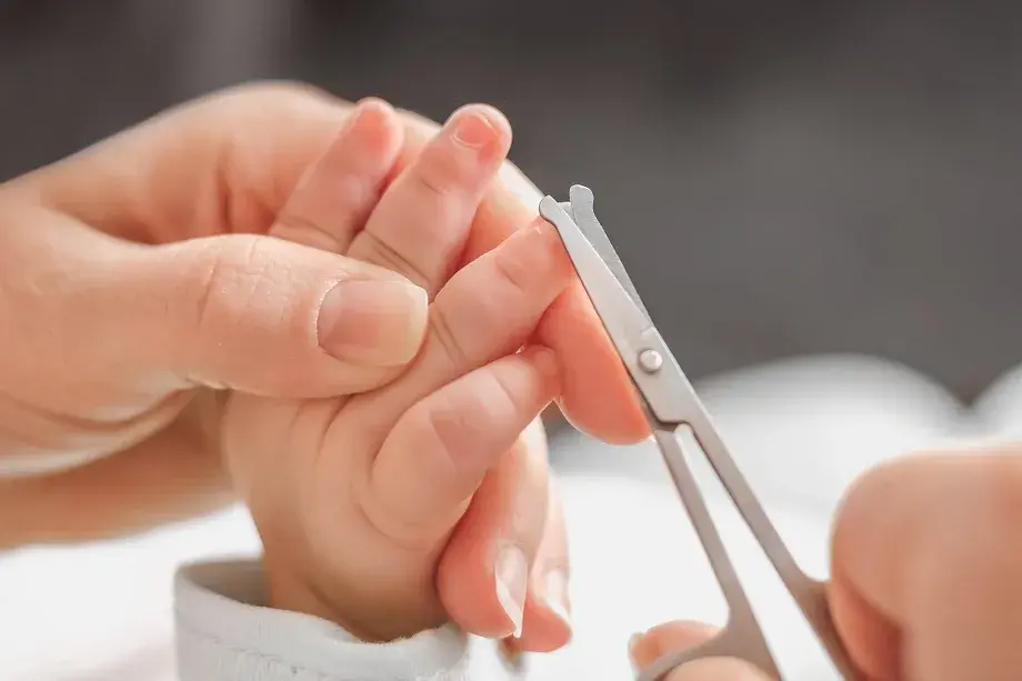 Jak bezpiecznie obcinać paznokcie noworodka: 5 sprawdzonych metod