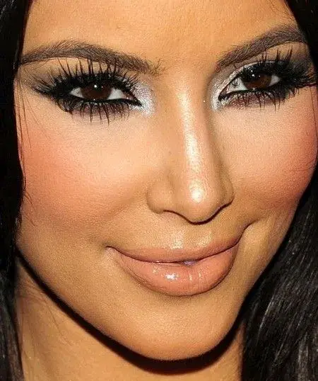 Makijaż w stylu Kim Kardashian: 5 sekretów idealnego looku gwiazdy