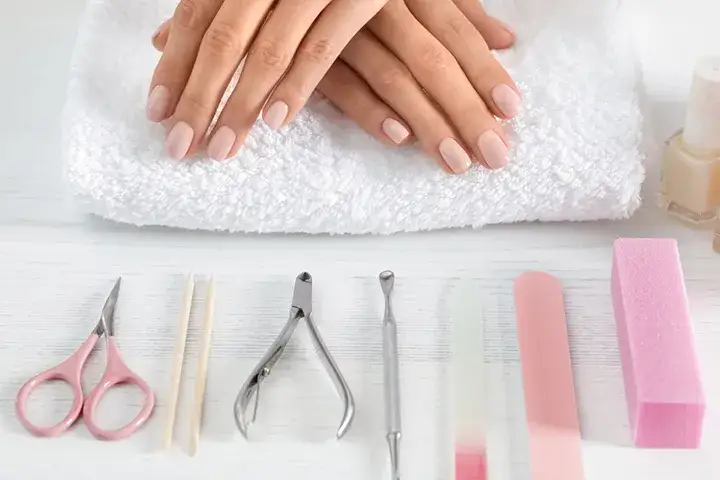 Zdjęcie Bezpieczne metody na czym zmyć manicure hybrydowy bez uszkodzeń