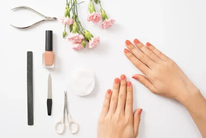 Zdjęcie Manicure klasyczny: na czym polega i jak go wykonać krok po kroku
