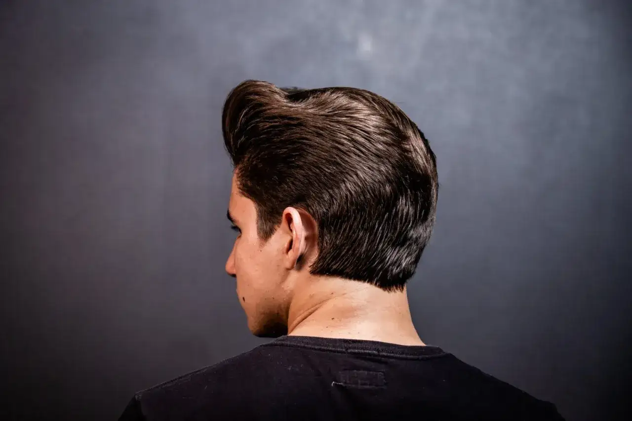 Zdjęcie Jak zrobić fryzurę quiff: 5 prostych kroków dla perfekcyjnego stylu